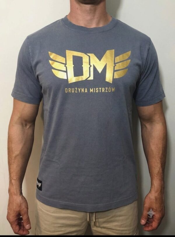 WhatsApp Image 2026-06-05 at 14.29.47 (1) T-Shirt DRUŻYNA MISTRZÓW Premium GOLD